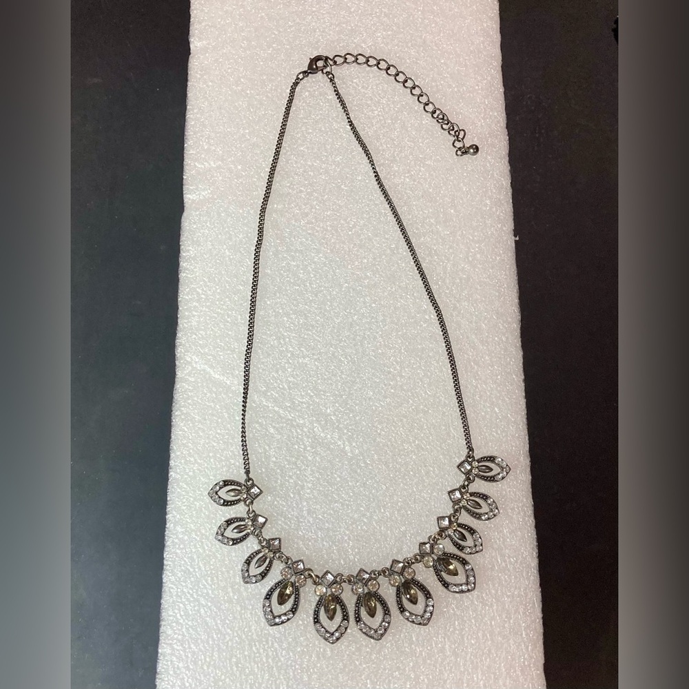 SILVER TONE SEMI-PRECIOUS STONE COSTUME JEWELRY NECKLACE